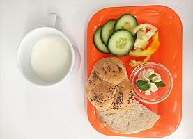 Houska, pomazánka sýrová s celerem, okurka, paprika, mléko