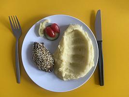 Brokolicové krokety v sezamovém těstíčku, bramborovo-celerová kaše, obloha     čaj