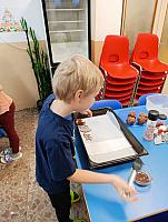 Pečení perníčků ve II. třídě 17.12.2025, foto: M. Mičanová