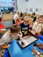 Pečení perníčků ve II. třídě 17.12.2025, foto: M. Mičanová