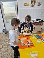 Pečení perníčků ve II. třídě 17.12.2025, foto: M. Mičanová