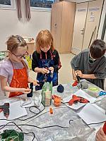 Vánoční tvoření ve II. třídě 3.12.2025, foto: M. Mičanová, P. Horáková