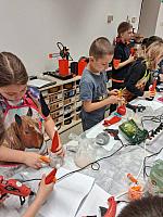 Vánoční tvoření ve II. třídě 3.12.2025, foto: M. Mičanová, P. Horáková