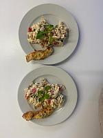 Těstovinový salát s tuňákem a domácí sýrová tyčka