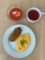 Zeleninové krokety v sezamovém těstíčku s bramborovo mrkvovým pyré, šlehaný tvaroh s jahodovým dipem, džus