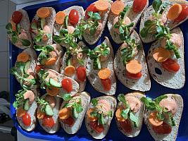 Chléb, Pomazánka kapiová, Rajské jablko, Okurka, Polníček, Mrkev, Čaj