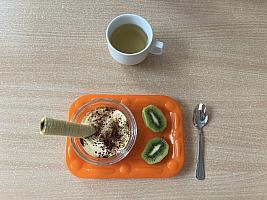 Jogurt bílý, kukuřičná tyčka, kiwi, čaj