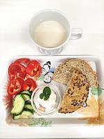 Houska celozrnná, pomazánka celerová, okurka, paprika, mléko