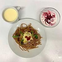 Boloňské špagety celozrnné BIO,  jogurt s jahodovým dipem a vanilkové mléko