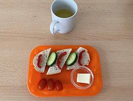 Bageta, Máslo, Okurka, Rajčata, Paprika, Ča