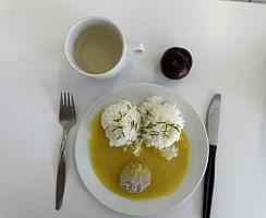 Masové koule v kari omáčce, Rýže dušená, Ovoce, Čaj