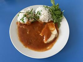 Krůtí plátky s ratatouille, rýže dušená s hráškem, Směs listových salátů