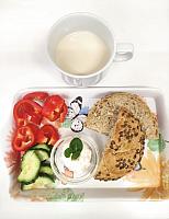 Houska, Pomazánka z tresčích jater, Paprika, Okurka, Mléko