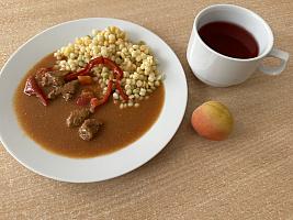 Maďarské menu: Maďarský paprikáš s tarhoňou, ovoce, čaj