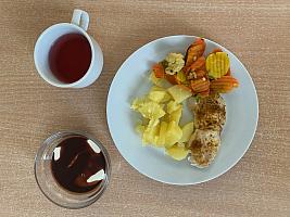 Kuřecí medajlonky, pečená zelenina, brambor, tvaroh šlehaný s čokoládovou polevou, čaj