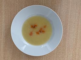 Polévka petrželová s mrkvovými krutony