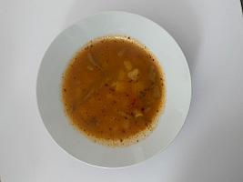 Polévka gulášová s hlívou ústřičnou