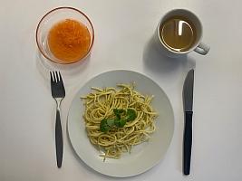 Špagety s bazalkovým pestem a parmazánem, salát mrkvový, čaj
