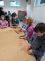 Práce s hlínou v I. třídě, foto: K. Němečková Hospodářská