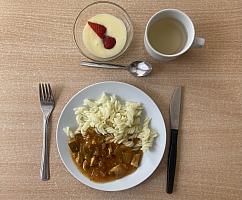 Kuřecí směs se zeleninou ratatouille, těstoviny kukuřičné, pudink s ovocem, čaj