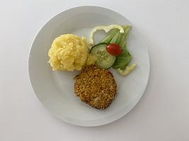 Zeleninové karbanátky, brambory šťouchané, obloha, čaj